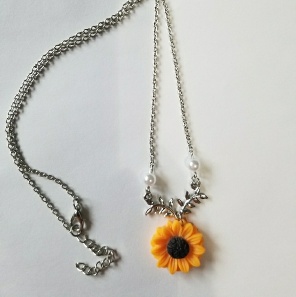 DELICATE SUNFLOWER PENDANT NECKLACE - Picture 6 of 8